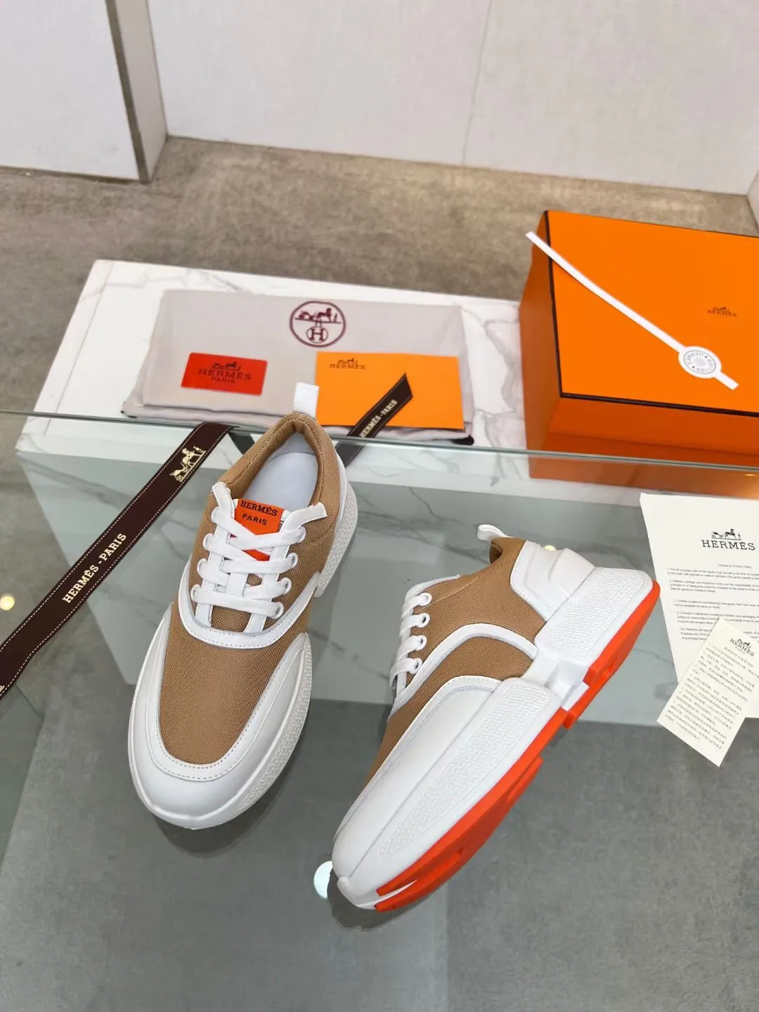 👟👟Ex-factory price 620👟👟 Men’s size +10 Hermès new slim waist for couples, first launched in North America, heightening-flowing shoes! The legs instantly look much thinner, the heels are 5CM high, and the new Hermès panda gigs bread shoes are so cute. The foot feels super comfortable and 100% made of Hermès special fabrics and Italian calfskin 1🆚1. Large 㡳 private mold sole, oversized shoe 㡳 decorated with geometric patterns to create a dynamic and fashionable style, soles Hermès orange! Female size 35-41 (35, 40, 41 can be customized and non-returnable) Male size 38-47 (38, 45, 46, 47 can be customized and non-refundable)